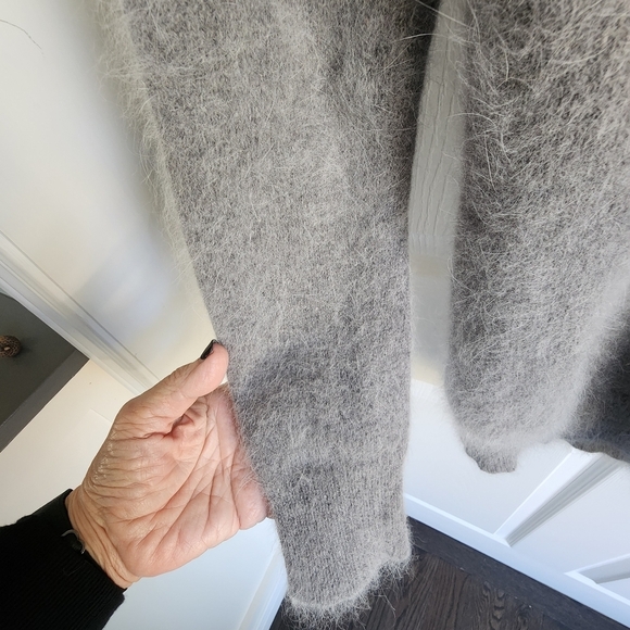 Le Chateau Angora Scoop Neck Pullover Soft gray fuzzy size XS - Picture 4 of 9